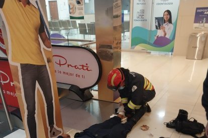 Uno de los uniformados recibió un balazo en su pierna y se recupera en el hospital.