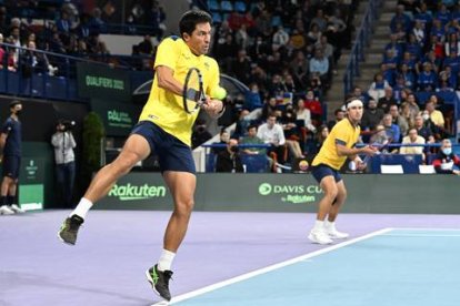 Los equipos de tenis de Ecuador y Suiza se enfrentarán por el Grupo Mundial I de la Copa Davis en la cancha de asfalto del balneario turístico ecuatoriano de Salinas entre el 17 y 18 de septiembre.
El presidente de la Federación Ecuatoriana de Tenis (FET), Danilo Carrera, dijo que la elección de la sede fue adoptada por pedido del capitán del equipo de Copa Davis, Raúl Viver, debido a que los jugadores se sienten cómodos en esa superficie.
En el Salinas Golf y Tenis Club se disputó en 2012 la serie de Copa Davis entre Ecuador y Colombia. También fue sede de la series con Venezuela en febrero de 1999 y abril de 2003. Así como frente a Argentina, también en abril de 1999.
El 17 de septiembre se jugarán dos partidos de individuales desde las 12.00 horas (17.00 GMT), y el día 18 a partir de las 10.00 (15.00 GMT) se jugarán los de dobles y los otros dos de individuales.
La ceremonia de sorteo de los partidos se cumplirá el 16 de septiembre.
Ecuador y Suiza se enfrentaron en 2013 cuando buscaban el paso al Grupo Mundial, con triunfo de 4-1 de los suizos en una serie a la que llegaron tras encuentros ante Chile y República Checa, respectivamente.
En esa oportunidad, Ecuador, capitaneado por Raúl Viver, presentó a jóvenes como Julio César Campozano, Emilio Gómez, Roberto Quiróz y Gonzalo Escobar; mientras que Suiza a Stanislas Wawrinka, Marco Chiudinelli, Henri Laaksonen y Michael Lammer, capitaneados por Severin Luthi.
Según la FET, para la serie de septiembre próximo Ecuador presentará a Gómez, Quiróz y Escobar, a los que se ha unido Diego Hidalgo. Entre el 9 y 13 de julio habrá un selectivo para definir al quinto integrante de entre Andrés Andrade, Ángel Díaz, Mateo Larrea, Omar Suárez, Gian Rodríguez, Jhon Moncada y Juan Diego Rojas.