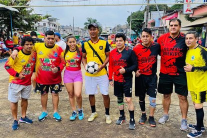 Los dos equipos en Durán, Leítos y sus cracks ante Gerardo Morán y sus panas. Un show diferente.