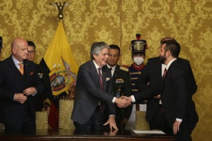 Guillermo Lasso junto a Pablo Arosemena, nuevo ministro de Economía.