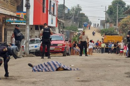 Miembros de la Policía Nacional recogieron indicios balísticos en la escena del crimen.