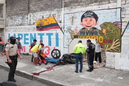 Dos sujetos se estrellaron contra un muro tras presuntamente cometer un robo.