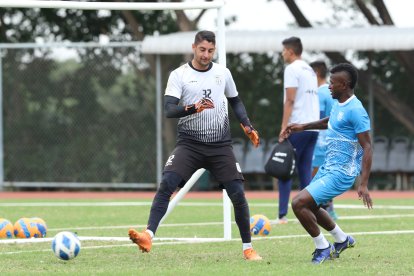 Rubén Escobar tiene contrato con 9 de Octubre hasta diciembre de 2022.