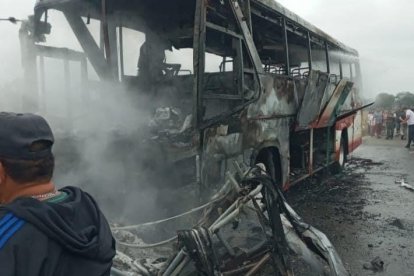 En pocos minutos, los automotores quedaron reducidos a escombros.