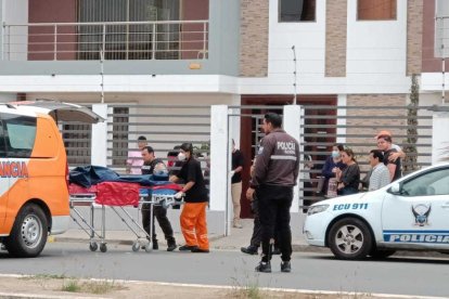 Allegados a la víctima arribaron al lugar, para indagar qué sucedió.