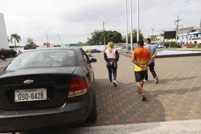 Tres personas fueron detenidas por estar presuntamente vinculadas a un robo.