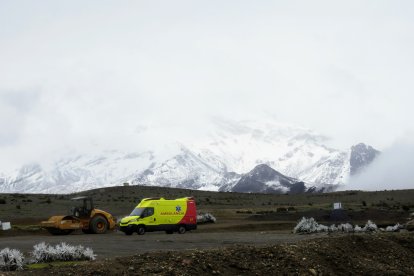 Equipos de rescate se encuentran en el nevado para iniciar operaciones de extracción de cuerpos en caso de necesitarse.