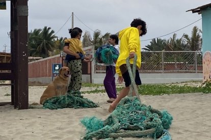Cuando se enredan los cabos de pesca, los artesanos los cortan y dejan que se pierdan, contaminando el mar