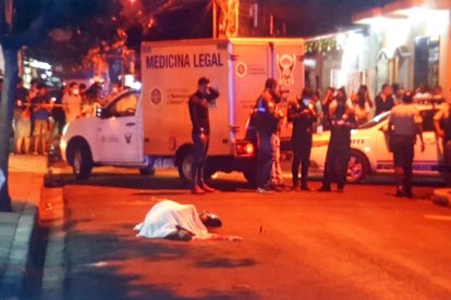 El agente de la CTE quedó tendido sobre la calzada, en el sector Las Malvinas.