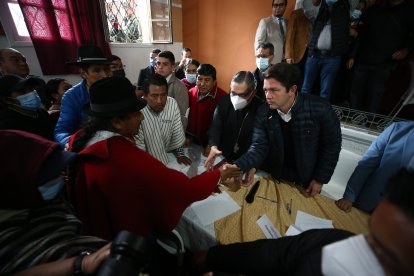 El ministro de Gobierno, Francisco Jiménez (d), estrecha la mano del presidente de la Confederación de Nacionalidades Indígenas del Ecuador, Leonidas Iza.