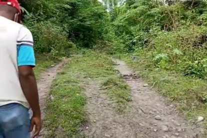 En el camino estaban unos restos y a pocos metros, el cuerpo.
