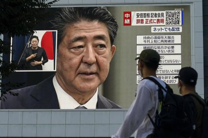La televisión japonesa informó la muerte del ex primer ministro tras el atentado.