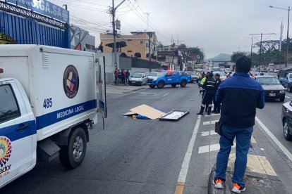 El cadáver del hombre quedó tendido sobre el asfalto. Miembros de medicina legal de la CTE llegaron hasta el sito para realizar el levantamiento.