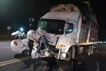 Así quedó el auto en el que viajaban las víctimas mortales.