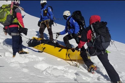Los socorristas evacuaron primero al herido y luego descendieron con el cuerpo desde los 5.750 metros.