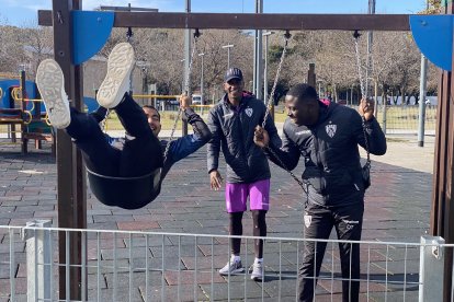 Junior Sornoza, Jaime Ayoví y Moisés Ramírez, jugando a los columpios después de la clasificación.