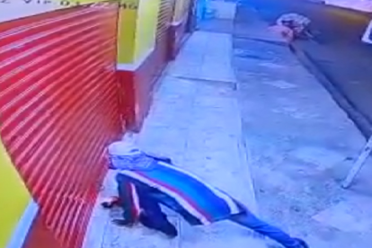 El criminal que colocó el explosivo quedó grabado en el sistema de vigilancia.