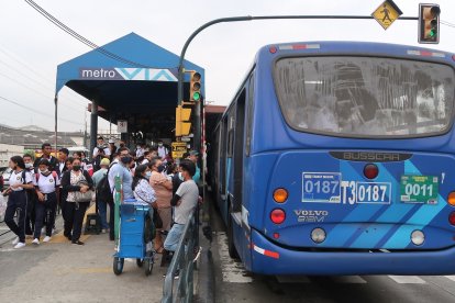 Los usuarios de quejan de la falta de unidades, lo que provoca aglomeraciones en determinadas horas del día.