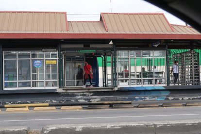 En algunas paradas delincuentes se han llevado hasta las puertas y estas no han sido repuestas.