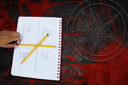 Este juego diabólico proviene de México y al parecer, espíritus molestarían a sus participantes y tomarían posesión de su ser.