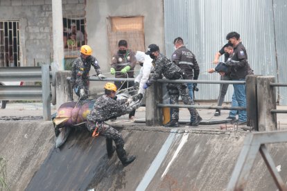 A los agentes se les dificultó realizar el levantamiento del cadáver, a causa del sitio.