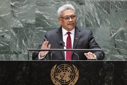 Cientos de manifestantes entraron este sábado por la mañana en la residencia oficial de Rajapaksa tras romper el perímetro de seguridad.