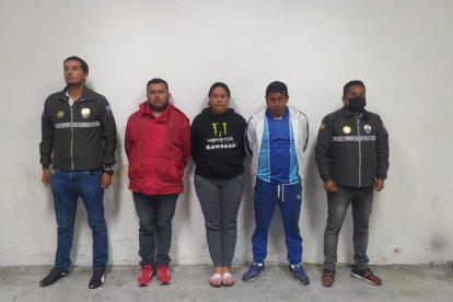 Dos de los sujetos tenían antecedentes penales por robo y estafa, según la Policía.