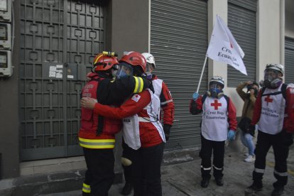 Un abrazo entre los  socorristas que estuvieron en la ‘batalla’.