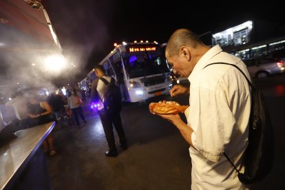 En la entrada de la 8, la ‘pípol’ come parada sin ningún ‘paro’.
