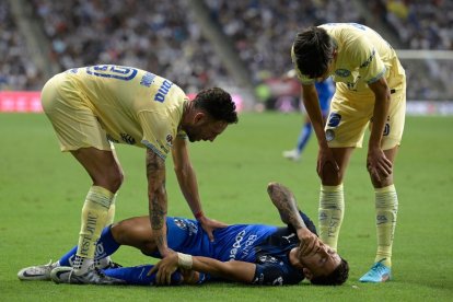 Joao Rojas del Monterrey no pudo terminar el encuentro ante el América, por una lesión en su rodilla.