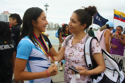 Rafaela Coello (i), nadadora quiteña, recibe la felicitación de su tía Elizabeth Coello, quien la acompañó en su victoria.