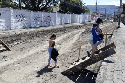 El Consorcio Rumiñahui levantó el asfalto de la avenida para  cambiar la tubería y luego suspendió la obra por 24 días.