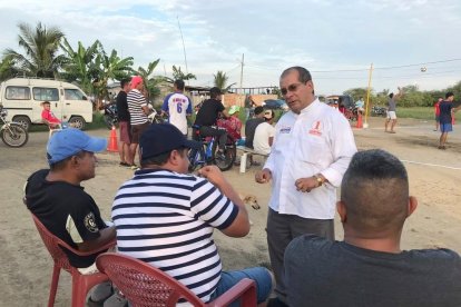 Conversando con los futuros votantes. García pertenece al Centro Democrático, lista 1.