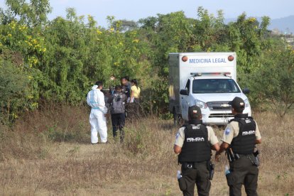 Las unidades de Criminalística y Dinased levantaron indicios del lugar en el que quedó el cuerpo.