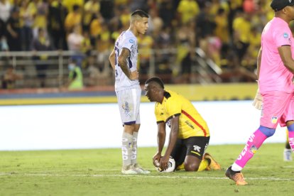 Delfín sorprende a los canarios y se le lleva los tres puntos.