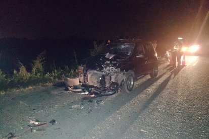 Frente a este auto se estrelló Zúñiga, quien deja en la orfandad a un menor de edad.