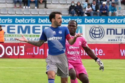 Johan Padilla, golero de Macará, toma de la camiseta al volante de Emelec Sebastián Rodríguez durante el festejo.