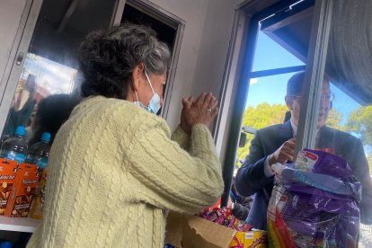 Un paquete de galletas fue la primera venta que hizo la mujer en su kiosco nuevo.