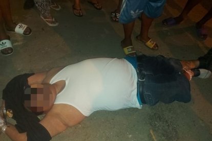 El hombre tenía sujetas las manos y pies con cinta de embalaje.