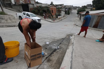 Los residentes se concentraron este lunes en el punto donde el hombre fue acribillado para encender unas velas en su honor.