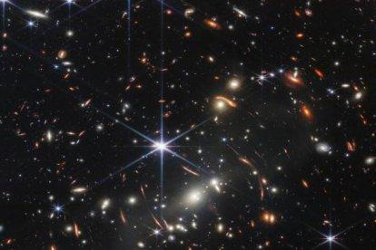 NASA revela "una pequeña porción del universo" con la primera imagen del Webb