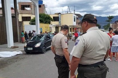 La víctima y sus parientes llegaron al establecimiento en un auto negro.