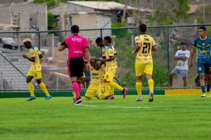 Los jugadores del FC Ecuador, del balneario Montañita, celebran la clasificación a los zonales de ascenso.