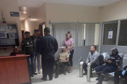 Dos sujetos habrían atacado al agente dejándolo inconsciente y esposado.