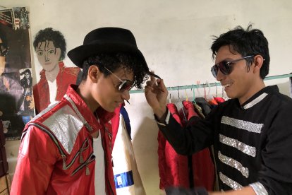 Al joven le piden fotos y que les cante cuando lo ven en la calle.