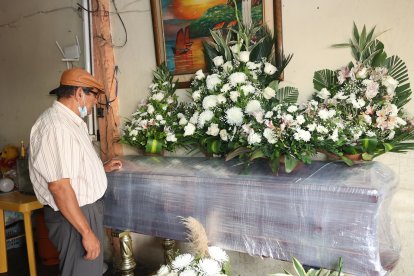 Los restos de Carlos Alberto Bayona, de 70 años, fueron velados y sepultados este martes.