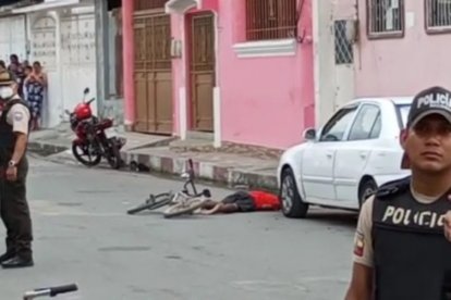 El cadáver del adolescente quedó tendido junto a su bicicleta.