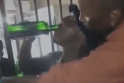 El video se viralizó en redes sociales. La policía abrió una investigación.