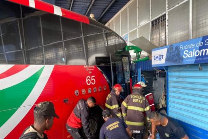 El bus habría perdido los frenos y se estrelló contra un quiosco dejando a varios afectados.