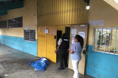 El cuerpo de Derly quedó al ingreso de la institución donde estudiaba su hija y fue cubierto con una sábana.